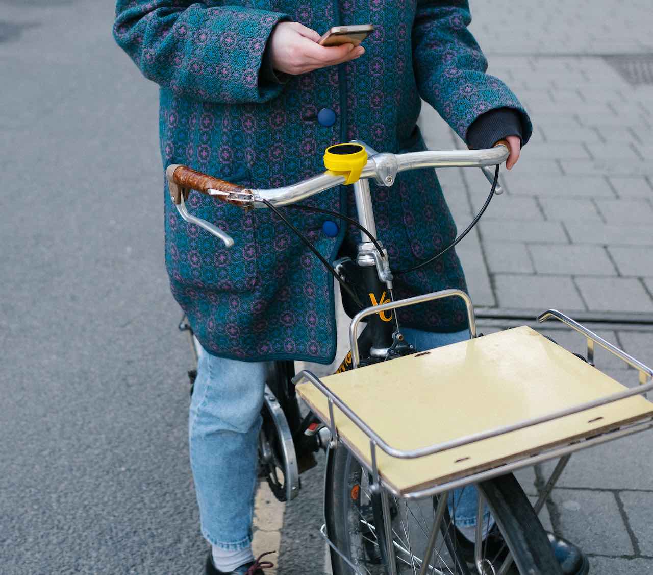 Smartphone gebruiken op de fiets? De politie beboet je echt!